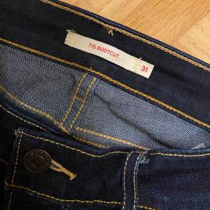 Säljer mina 715 Bootcut-jeans från Levis. Mörkblå tvätt. Storlek 31. Säljer för 400 kr. Knappt använda!