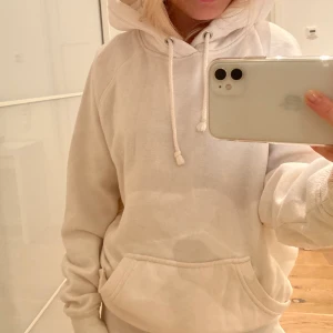 Hoodie - Vit hoodie från Bikbok, storlek S. Fint skick, dock lite nopprig, därför säljer jag den lite billigare🤍 100kr + frakt