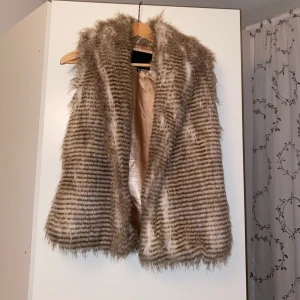 Pälsväst - Fake päls Strlk: 34/36 (sitter som en 36) Frakt tillkommer