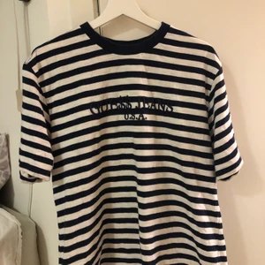 Guess x ASAP Rocky  - Säljer denna super snygga och sparsamt använda t-shirten från Guess x ASAP Rocky kollektionen! Färgen är marinblå, storlek S men sitter mer som en M, även oversized där på mig som är en M. Mycket ovanlig i sverige och slutsåld överallt! Frakt: 63kr