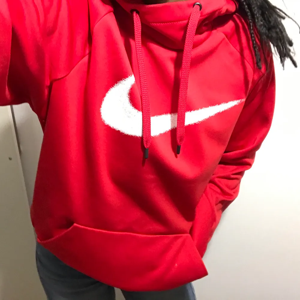As skön Dri-Fit Nike hoodie! Oversized på mig som är XS.. Hoodies.