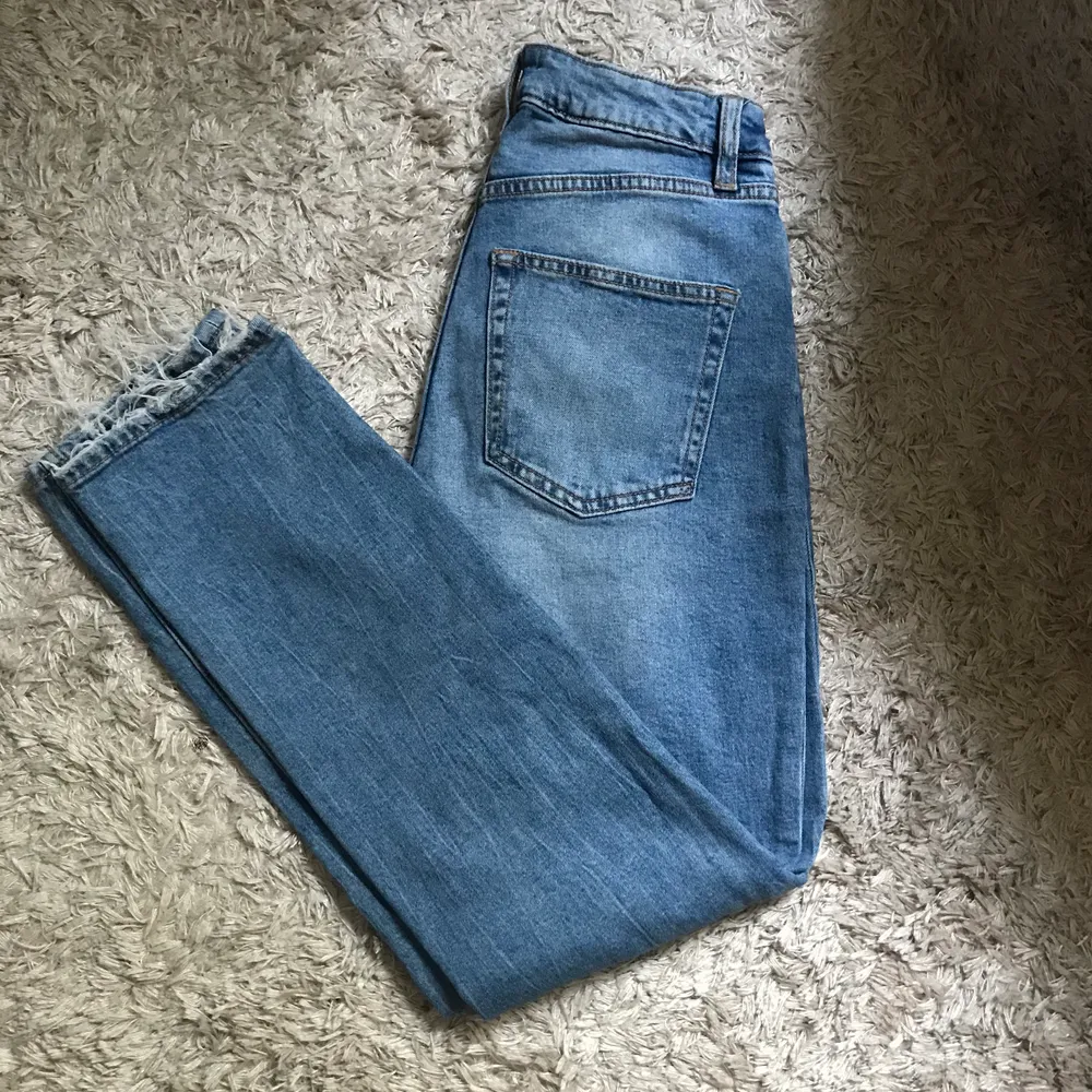 Snygga slitna jeans i rak modell från lager 157. Jeansen sitter jättesnyggt på och är supersköna. Har sytt in dem i midjan, men går att ta bort. Jag är 163 för dem som undrar 💙. Jeans & Byxor.