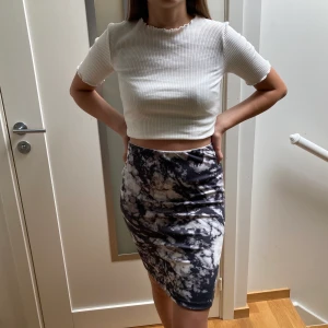 Snygg fodralkjol - Snygg fodralkjol med liten slit i strl S. Kjolen är väldigt stretchig och passar därför även M🌟 