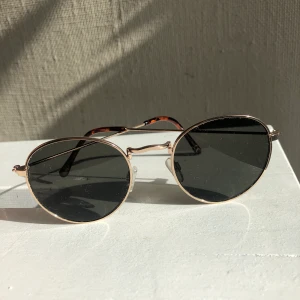 Solgalsögon från hm - Runda solgalsögon köpta på hm