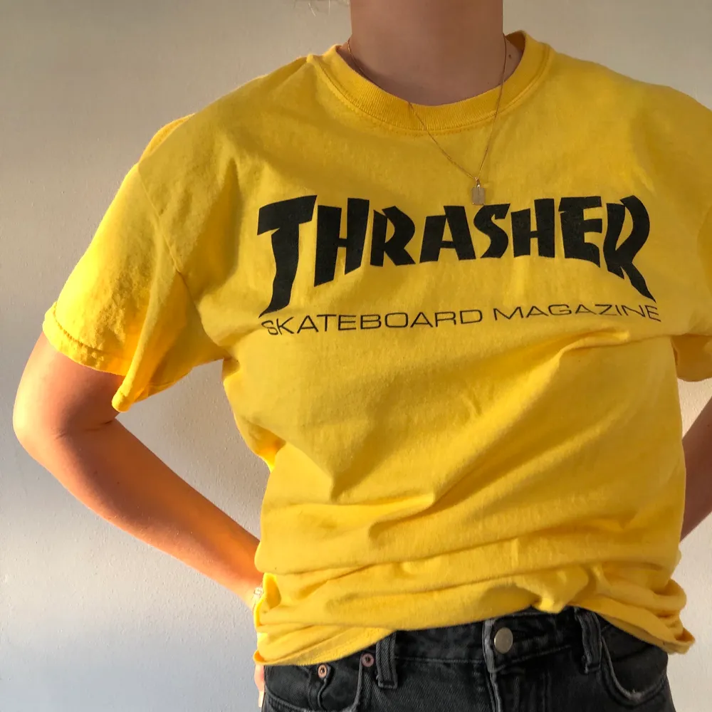 Thrasher t-shirt köpt i USA i strl M. Mycket bra skick, använd fåtal ggr, säljer då jag inte använder längre ⚡️⚡️🌞. T-shirts.