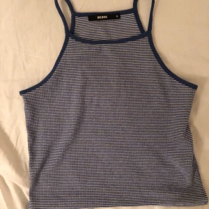 Randigt linne  - Gulligt linne från bikbok, har tyvärr tröttnad på och därför säljer jag den. Frakt ingår ej🌟