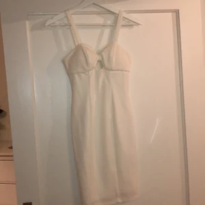 Nelly klänning  - Vit taigt klänning från Nelly med dragskjedja i ryggen 