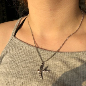 Halsband  - Halsband gjort med en tunn silverkedja och en berlock föreställande en svala 💓 Längsta längd: 52 cm  Kortaste längd: 42 cm  Berlockens längd: 3,5 cm  Pris: 69 kr  Frakt: 11 kr  Kontakta mig vid intresse!  Bör ej komma i kontakt med vatten! Instagram: Thelmassmycken 