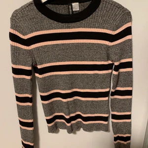 långärmad tröja  - En långärmad H&M tröja, använd 5-6 gånger, men ser ut att vara i nyskick. Säljer pga. att jag inte använder den. Har ni frågor är det bara att skriva dom☺️ Frakt +15kr