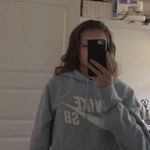 Nike hoodie - Ljusblå Nike hoodie, köpt i frankrike. Väldigt bra skick! Storlek: XS men passar även XXS och S. Nypris: ca 500kr. Säljes för 199kr. Köparen står för frakt.