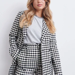 Rutig blazer - köpt för 700kr men har aldrig kommit till användning💞 pris kan diskuteras