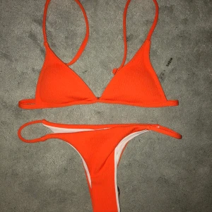 Helt ny virkad bikini, orange  - Säljer min oanvända bikini från shein. Virkad och i en superfin orange färg. Frakt tillkommer med 45kr!