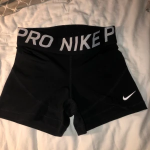 Nike pro shorts  - Säljer dessa pga att de aldrig kommit till användning, inget fel på dem då de aldrig andvänts🥰 ord pris är 270kr