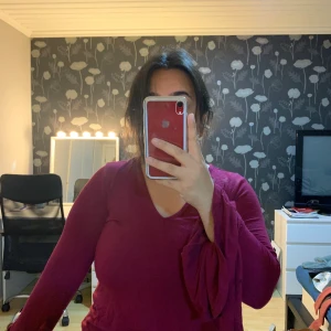 Nelly trend storlek M - Fin vinröd tröja med rosetter i armarna, kommer inte till användning längre(:🤍 frakt diskuteras senare