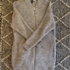 Kofta - Grå kofta som är använd 1-2 gånger. Nyskick. 