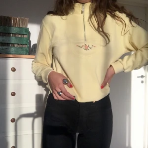 Vintage tröja - Ljusgul tröja!! Hög krage med dragkedja och chysterbar midja💛