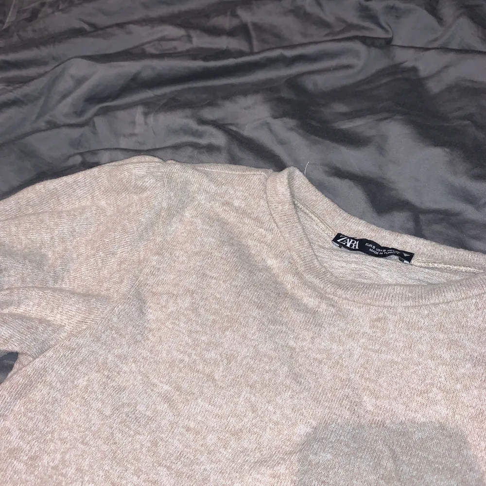Tunn beige ”stickad” tröja(T-shirt)köpt för ca 1 år sedan använd 1 gång❤️puffiga armar. T-shirts.