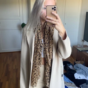 Knappt använd sjal - Perfekt skick, såå fin till kappa 🥺 