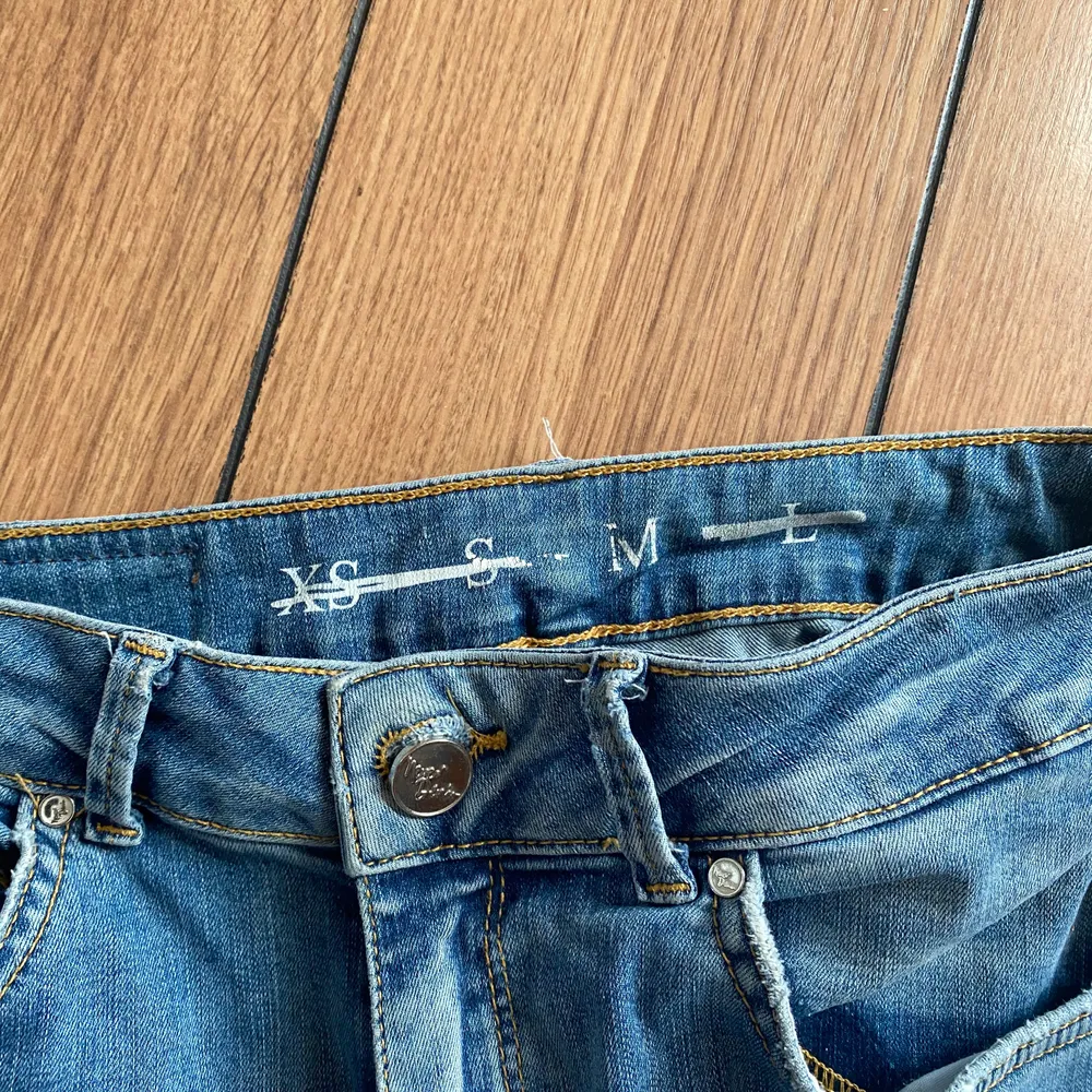 Här har vi mina fina slim jeans från bikbok. Säljer då jag råkade köpa likadana för nåt år sen. Men varken använt dessa något. Storleken är M  men även en small kan ha de. Jag gillar dessa och den är hur enkla att styla upp. Nypris 599kr. Jag tänker 250 Obs. Köpt är köpt. Och jag står inte för postenslarv.  Hör av er om frågor!. Jeans & Byxor.