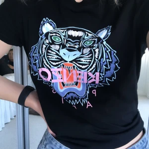 kenzo tshirt - Svart Kenzo t-shirt som tyvärr inte kommit till användning. Storlek medium men passar som en small. Köpt för 899kr 🦋