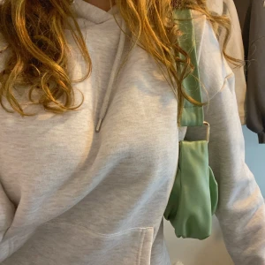 Oversized hoodie - Detta är en oversized hoodie som går över rumpan på mig som är 167 cm lång. Färgen är inte 100% rättvis på bilderna, den är mer beige än grå. Den är köpt på Nelly.com i storlek M. Jag sätter startpriset 150 kr. Frakten betalar man själv!