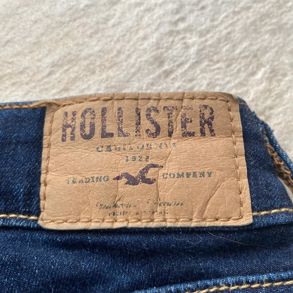 Jättesnygga mörkblåa bootcut jeans från Hollister,  storlek W25 L31, lågmidjade💙  jättebra skick!. Jeans & Byxor.