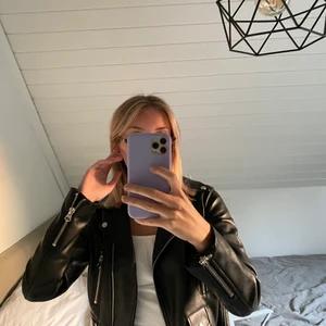 Lyxig skinnjacka - En lyxig skinnjacka från zara i super superfint skick från zara. Säljer då den är lite liten för mig!