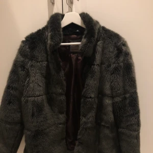 Jacka Vero Moda - Fluffig och mysig jacka från Vero Moda. Storlek M, fint skick. 