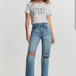 90s Highwaisted jeans - Helt oanvända, storlek 38. Passar även storlek 36, beroende på hur man vill att de ska sätta! Säljes pga. Fel storlek. Nypris 599. 