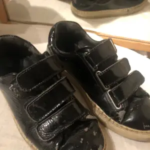 Svarta sneakers i storlek 36 från &otherstories. Små slittningar vid tårna men som inte synd mycket i verkligheten. Skor som passar till allt och super snyggt med karborreband. Köpta för 700kr,  Exclusive frakt eller buda i kommentarerna!