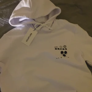 oanvänd hoddie med tryck på ryggen  - vit hoddie i storlek s/m, aldrig andvänt då prislappen sitter kvar. jättecoolt tryck på ryggen🤩