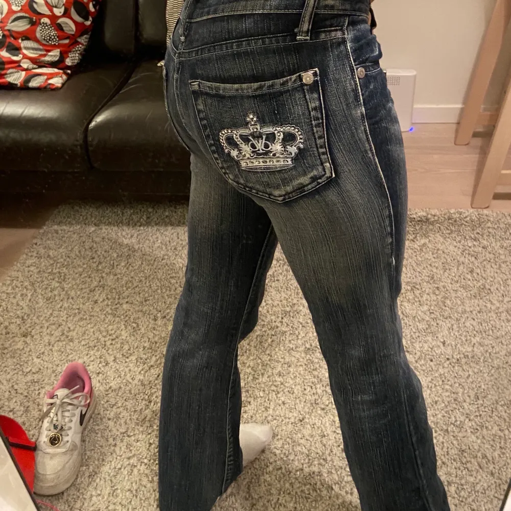 90’s vintage jeans från Victoria Beckham x Rock & Republic med den klassiska kronan på bakfickan 👑 Bootcut modell med låg midja! Köparen står för frakt! Är många intresserade sker budgivning i kommentarerna - höj med 10kr! 📦💕. Jeans & Byxor.