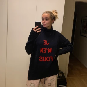 Jättemysig stickad tjocktröja från Zadig  - Superfin och bekväm + varm tröja från Zadig Voltaire. Använd några gånger men i bra skick! Säljer för att jag inte har plats i garderoben! Den har även imbyggda hål i slutet på ärmarna där du kan ha tummarna i, tyvärr kunde jag inte lägga upp bild på det men fråga gärna om du är intresserad av att köpa! ❤️ om du ej kan mötas står du för frakten❤️