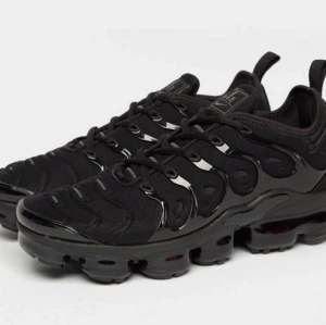 Vapormax  - Säljer dessa vapormax, ALDRIG använda bara testade storlek 39 även tjej och kill skor, pris kan diskuteras vid snabb affär