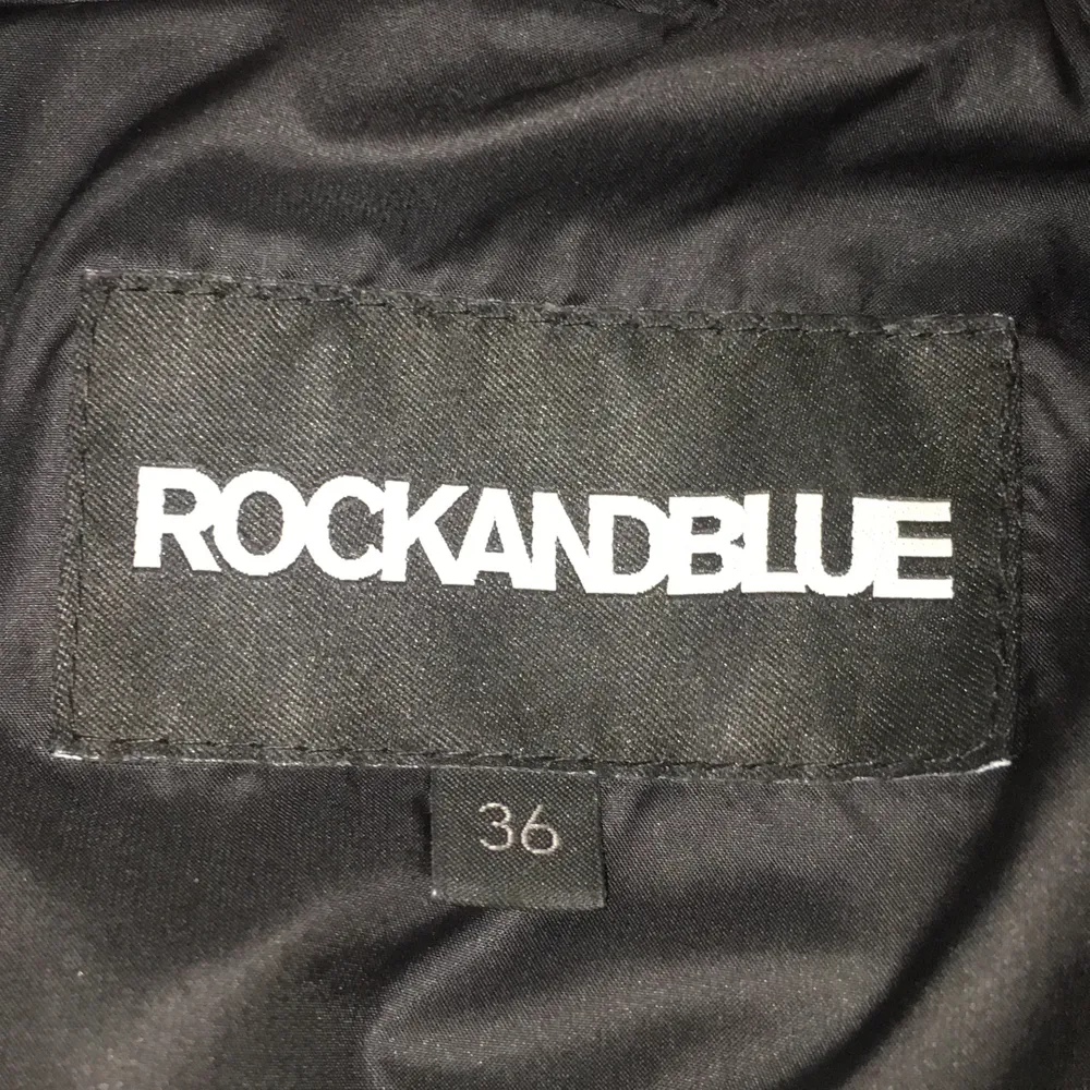 Säljer min Rock & blue jacka som är använd en vinter, storlek 36 men passar upp till storlek 38, finns inget slitage eller fel på jackan, den ser ut som ny.                                                                                Säljer för 1990kr.                                                       Nypris 3699kr.                                                             Dm för fler bilder.                . Jackor.