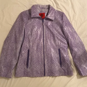90’s Vintage Skinnjacka Ormskinn Lila S  - Vintage skinnjacka (fake skinn) i lila ormskinnsmönster 🐍 Minimalt slitage vid innerfoder - se sista bilden. Om flera är intresserade sker budgivning i kommentarerna - höj med 10kr! Köparen står för frakten 💜 Pris kan diskuteras vid snabb affär! 