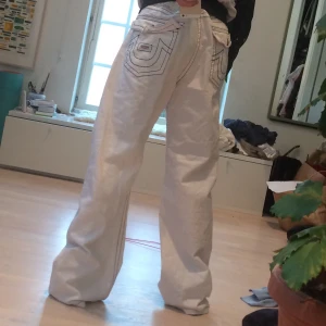 TRUE RELIGON  - Vita True religons inköpta i New York för 200$. Jätte fint skick! 