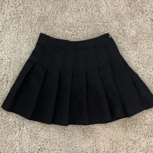 Svart ”tenniskjol” - Säljer min fina så kallade tenniskjol. Sparsamt använd och är i väldigt fint skick. Skulle säga att den skulle passa xs-m. 100kr + frakt 🤍 BUDA!! högsta bud just nu : 170kr. Avslutar budgivningen 5/10 💕