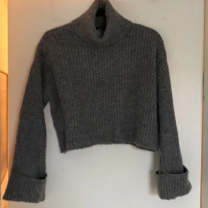 Croppad Turtle Neck - Croppad turtle neck i grå, storlek XS. Från Gina tricot, använd några gånger. Väldigt mjuk och varm. Fina detaljer.
