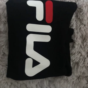 Fila storlek M - Svart fila hoodie, storlek m passar säkert L. Väldigt skön