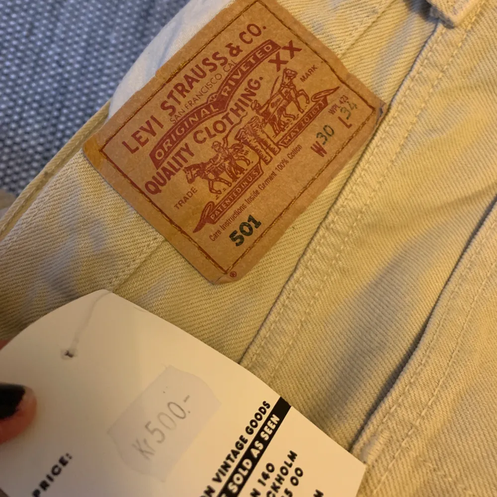Raka jeans köpta på secondhand för 500kr men aldrig använda. Lite tajta för mig. Midjan:30 längd:34 . Jeans & Byxor.