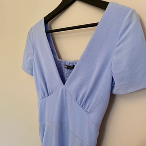 En blå drömklänning - Tyvärr är den för liten för mig så hoppas att någon annan får nytta av den! Materialet till denna klänning är sjukt fint! 