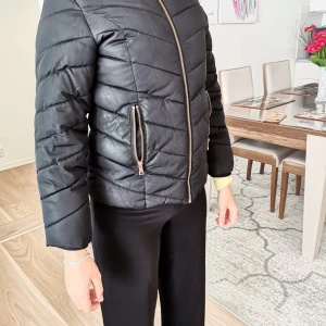 Jacka storlek.140 - Svart och barn jacka köparen betalar frakten 