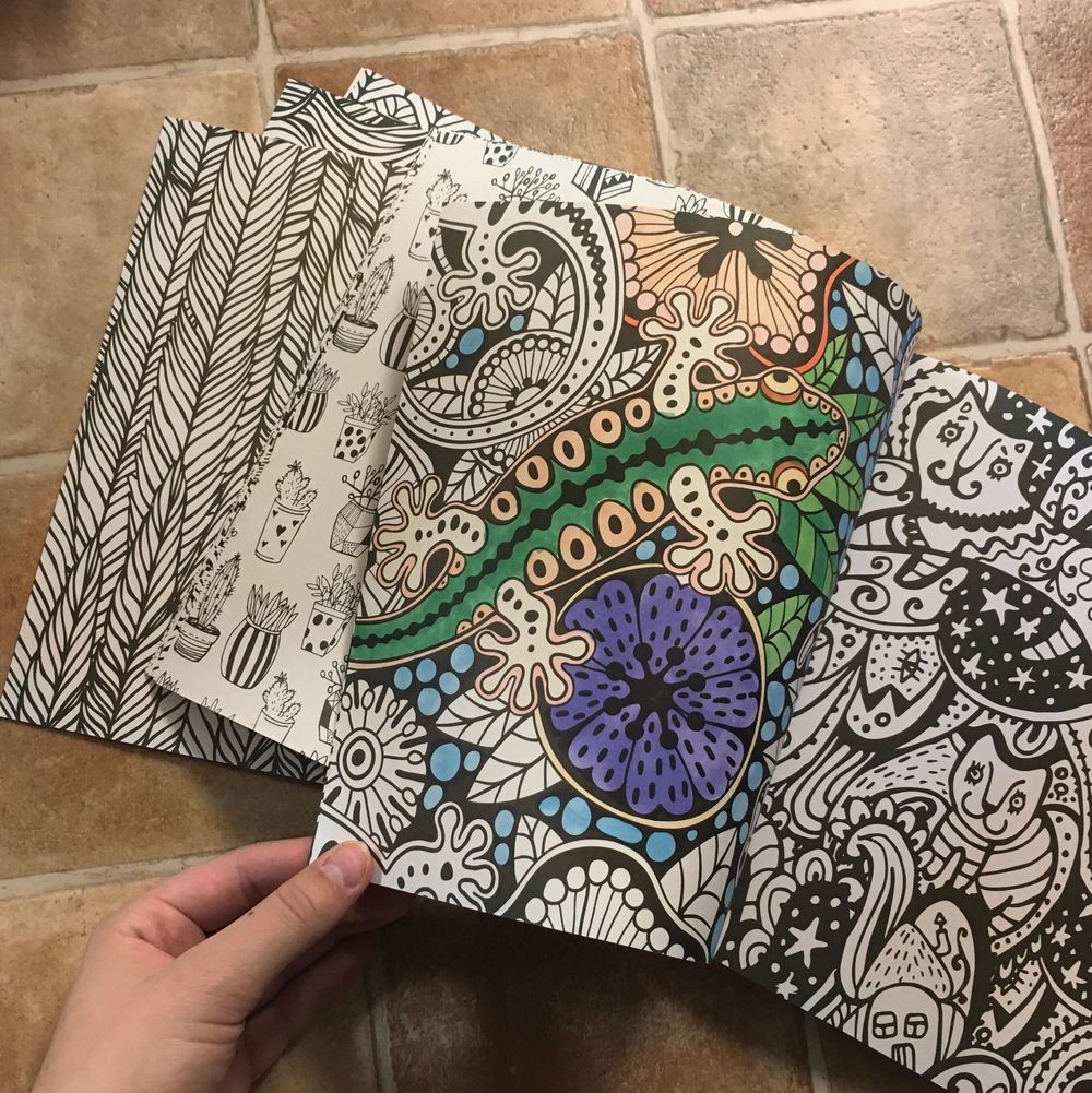 En är illustrerad av Millie Marotta, i väldigt bra kvalité. Superfina motiv😍. Den sista från TGR men med glada mönster och superkul tidsfördriv. Nästan inget målat i dessa! Säljer för att jag inte använder dem. Hoppas någon annan kan få glädje av dem.. Övrigt.