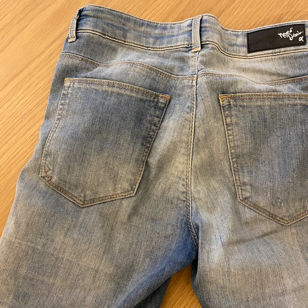 Jeansen är i nyskick! Smal modell, inte stuprör dock. Köpare betalar frakt 🚚 . Jeans & Byxor.