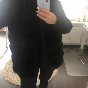 Pälsväst - Från chelsea, inte äkta päls! Storlek M, knappt använd 