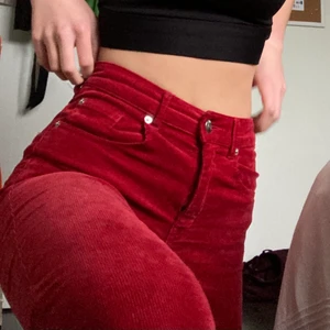  Manchesterbyxor  - Röda manchesterbyxor i momjeans-modell. Kommer tyvärr inte till användning längre. De är i fint skick då jag inte använt dem speciellt mycket. Skriv ifall du vill ha fler bilder!!🧚🏼‍♀️🧚🏼‍♀️