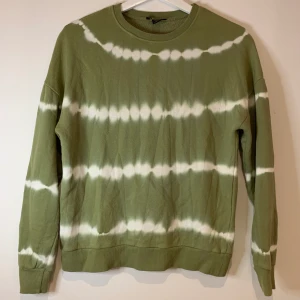 Grön tröja - Grön/vit tröja i stolek xs