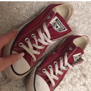 Vinröda converse - Ett par snygga vinröda converse! Mycket Sparsamt använda, inte använda många gånger