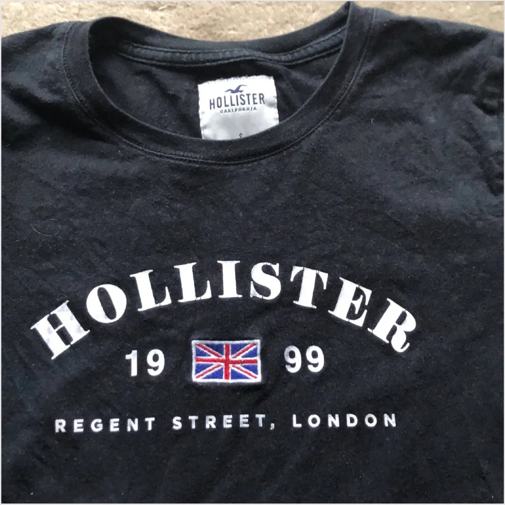 Hej! Detta är en Hollister t-shirt som jag köpte för två år sedan i stockholm men har inte använt så mycket. Den är i size S. Säljer denna för 150+frakt. . T-shirts.